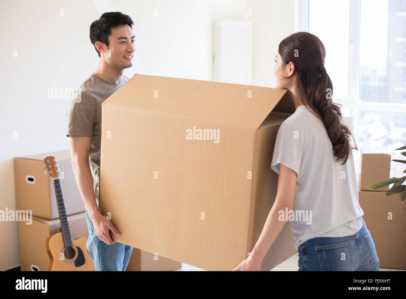 Happy young couple déménagement dans une nouvelle maison Banque D'Images