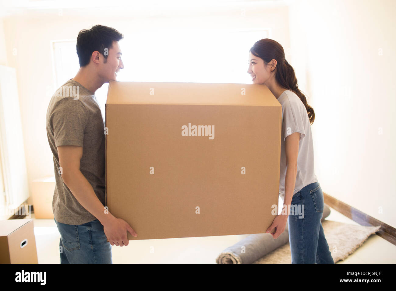 Happy young couple déménagement dans une nouvelle maison Banque D'Images