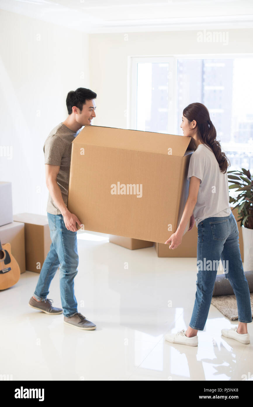 Happy young couple déménagement dans une nouvelle maison Banque D'Images