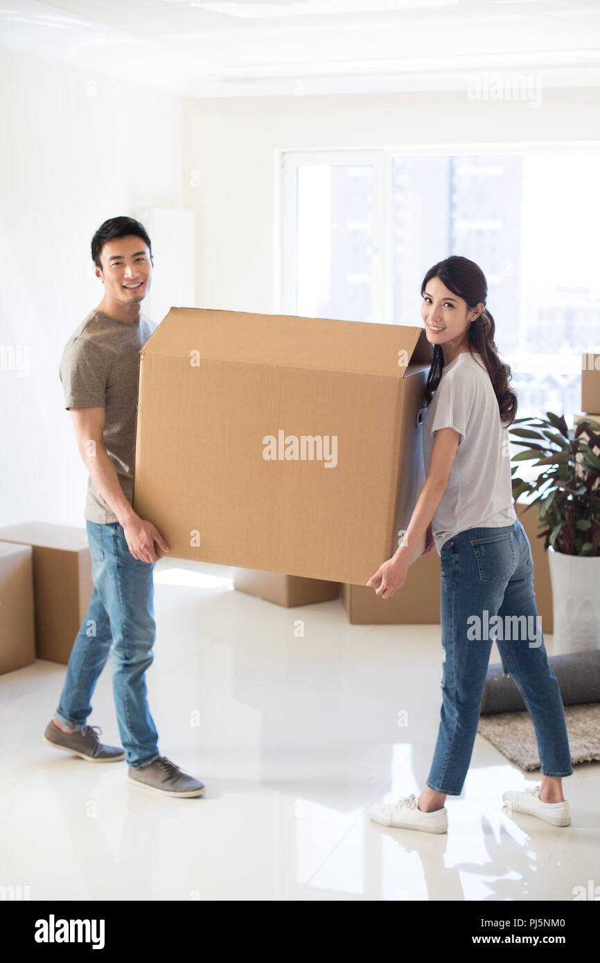 Happy young couple déménagement dans une nouvelle maison Banque D'Images