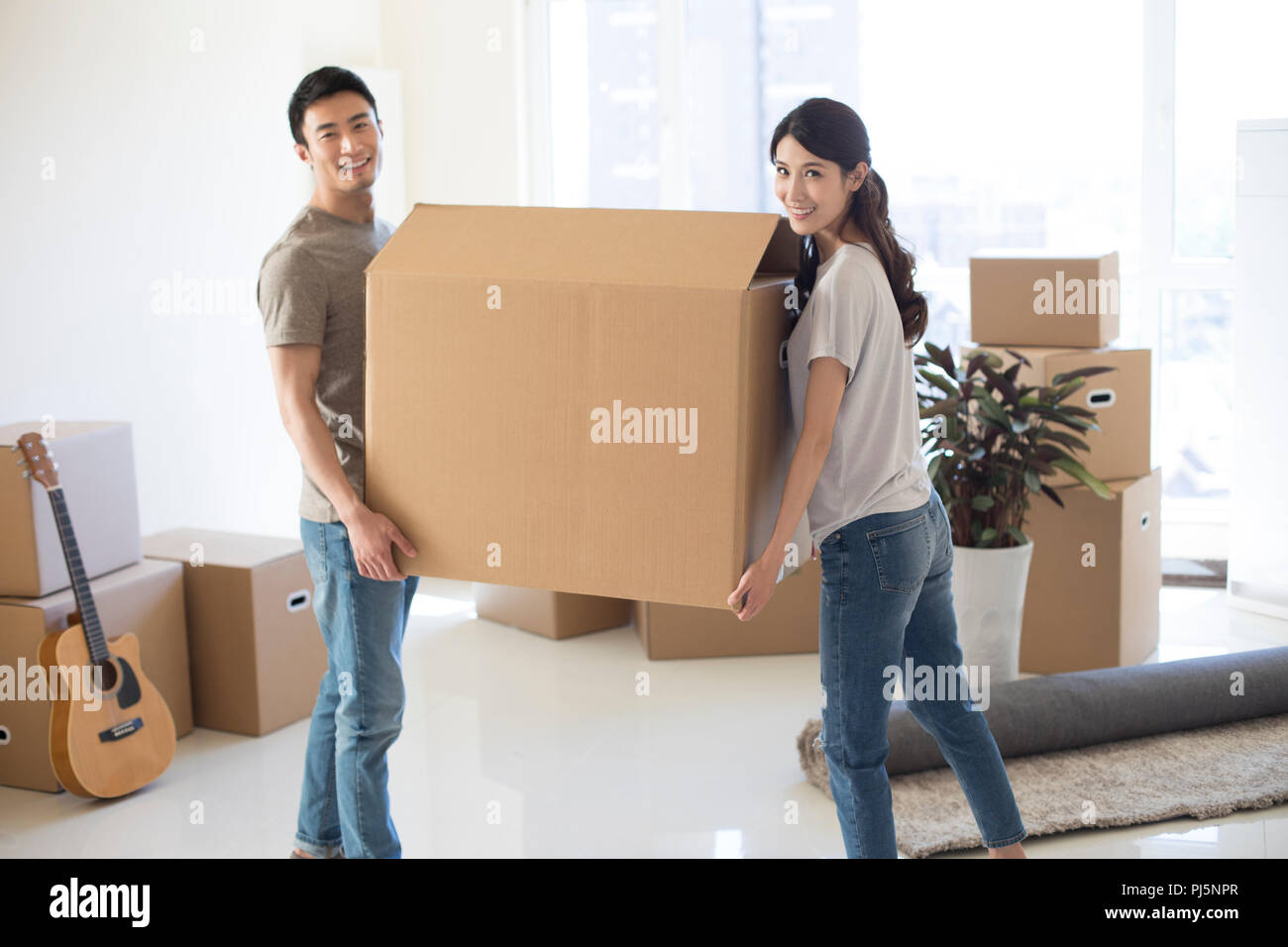 Happy young couple déménagement dans une nouvelle maison Banque D'Images