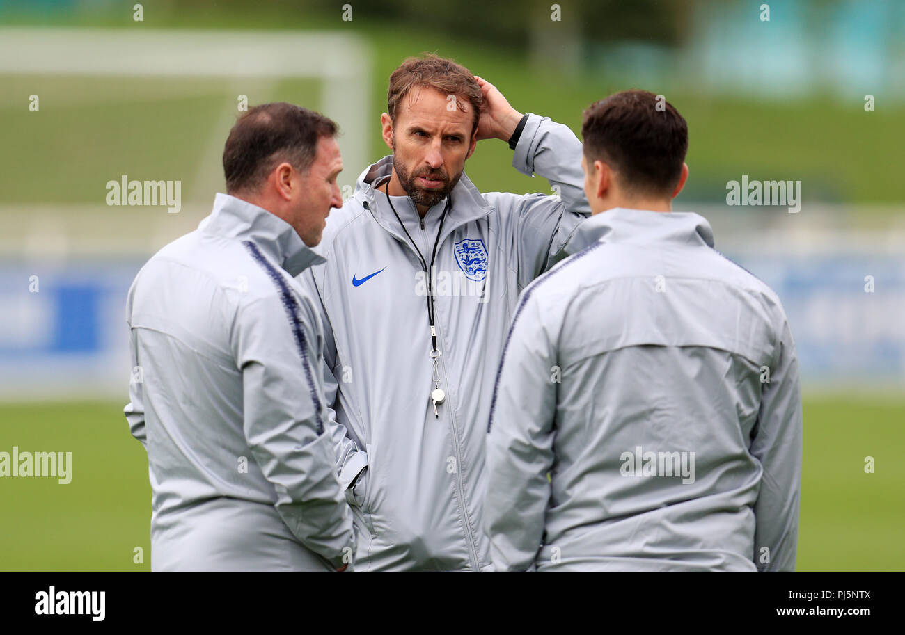 L'Angleterre (gauche-droite) Steve Holland et Gareth Southgate pendant une session de formation à St Georges' Park, Burton. Banque D'Images