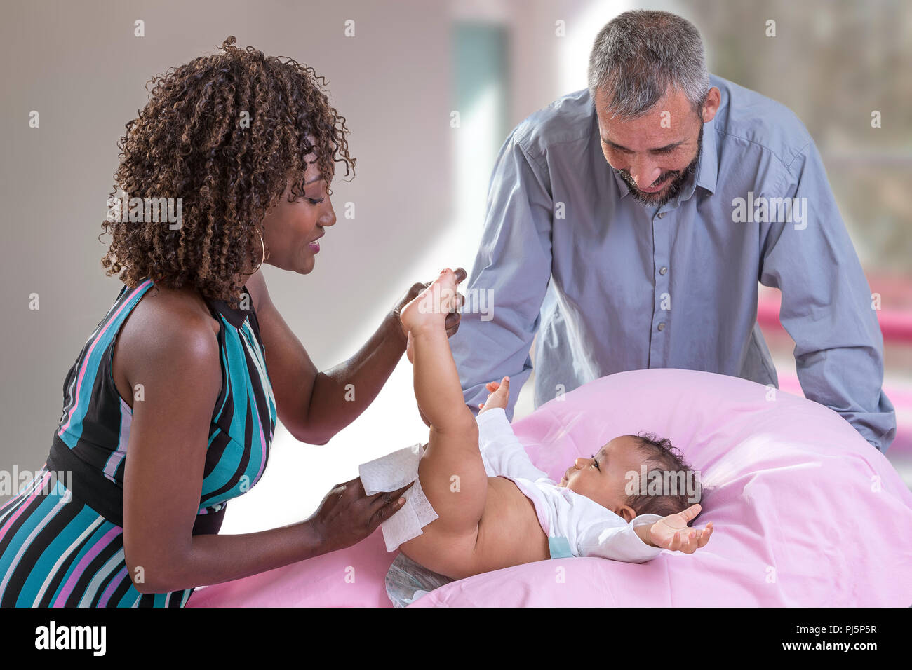 L Evolution De Bebe Mere De Changer De Couche Culotte De Sa Petite Fille Petit Enfant Jeune Fille Sur Une Table Pendant Que Papa Est A Cheerfuly Photo Stock Alamy L Evolution De Bebe Mere De Changer De Couche Culotte De Sa Petite Fille Petit Enfant Jeune Fille Sur Une Table Pendant Que Papa Est A Cheerfuly Photo Stock Alamy
