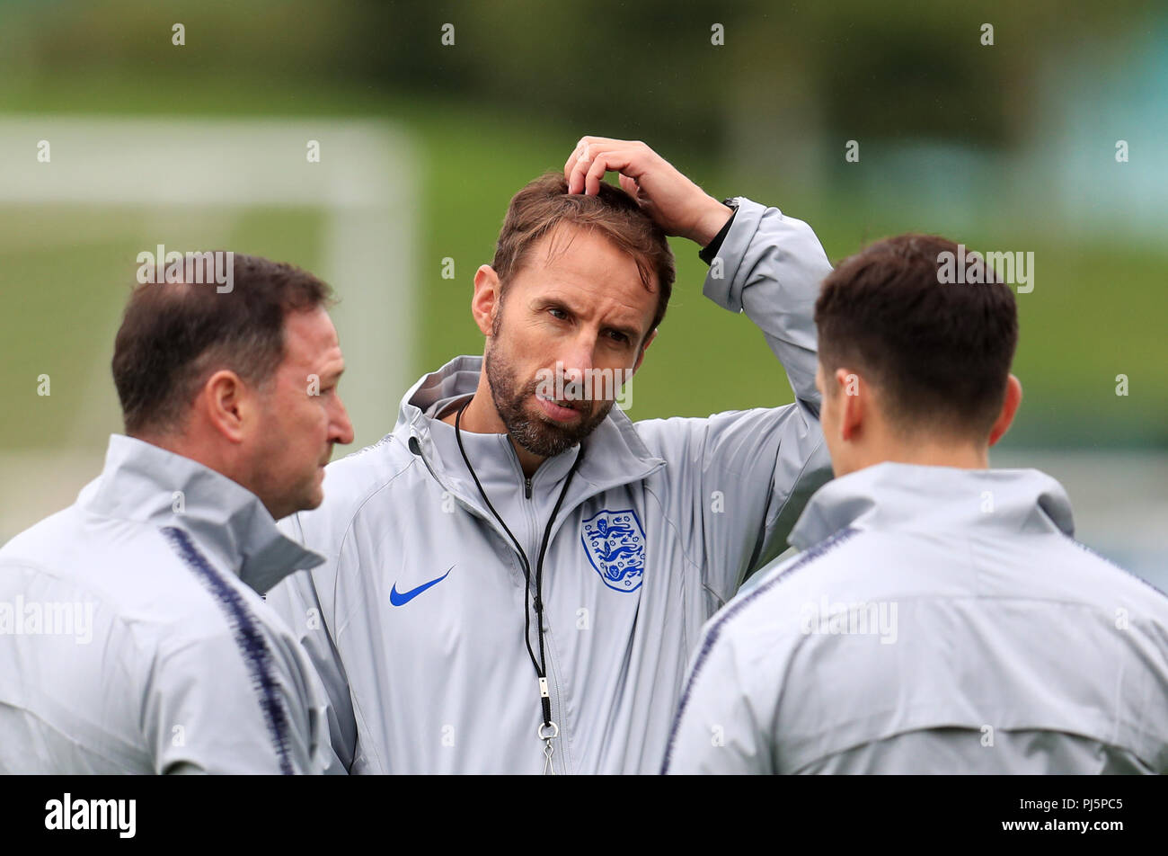 L'Angleterre (gauche-droite) Steve Holland et Gareth Southgate pendant une session de formation à St Georges' Park, Burton Banque D'Images