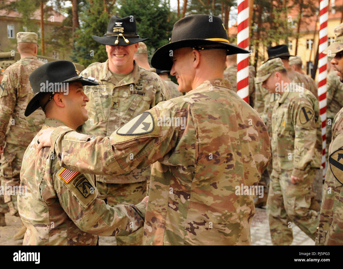 Le Sgt commande. Le major James Light, le sergent-major de commandement de la 1st Armored Brigade Combat Team, 1re Division de cavalerie, félicite M. Carlos Vega, le technicien des ressources humaines affectées à la 1ère ABCT, 1er CD, de sa promotion à l'adjudant-chef deux à BSI Zagan, Pologne, le 24 août, 2018. (U.S. La Garde nationale de l'Armée Photo par le Sgt. 1re classe Craig Norton, 382e Détachement des affaires publiques, 1er ABCT, 1er CD) Banque D'Images