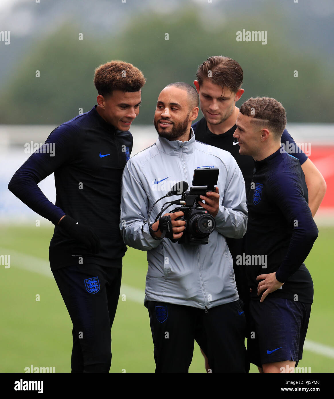 L'Angleterre (gauche-droite) Steve Holland et Gareth Southgate pendant une session de formation à St Georges' Park, Burton Banque D'Images