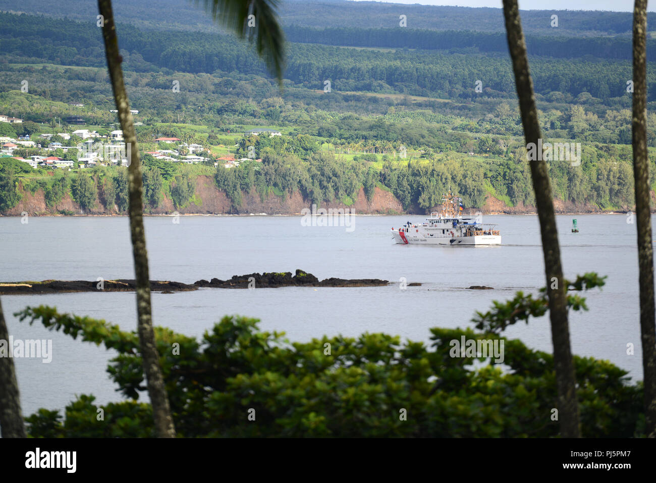 L'équipage de la garde-côte de Joseph Gerczak (CMP 1124) départ le Chabor Hilo, Hawaii, suite à l'Ouragan Lane's passant, le 25 août 2018. La faucheuse a été l'un des deux Honolulu "coupeurs de réponse rapide placé à Hilo à sortir de l'ouragan, tout en étant prêtes à intervenir en cas d'urgence à l'étranger si nécessaire. (U.S. Photo de la Garde côtière canadienne par le Premier maître de David Mosley/relâché). Banque D'Images