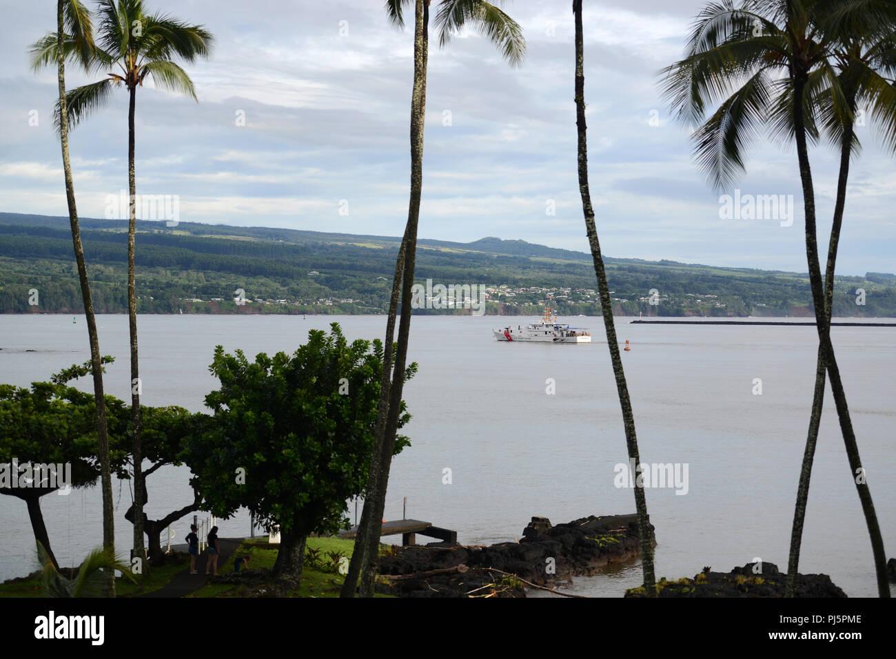 L'équipage de la garde-côte de Joseph Gerczak (CMP 1124) départ le Chabor Hilo, Hawaii, suite à l'Ouragan Lane's passant, le 25 août 2018. La faucheuse a été l'un des deux Honolulu "coupeurs de réponse rapide placé à Hilo à sortir de l'ouragan, tout en étant prêtes à intervenir en cas d'urgence à l'étranger si nécessaire. (U.S. Photo de la Garde côtière canadienne par le Premier maître de David Mosley/relâché). Banque D'Images