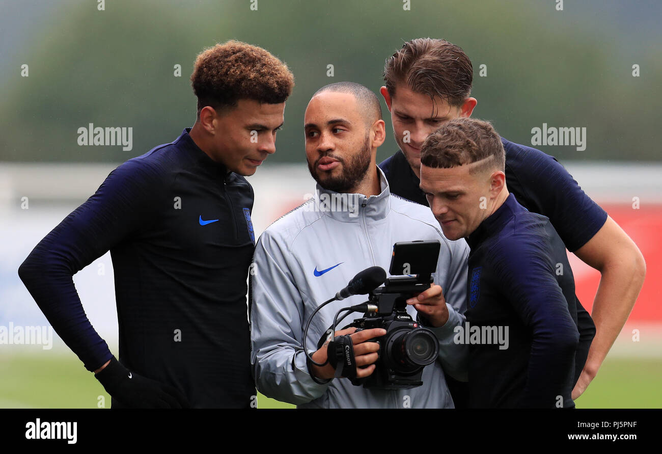 L'Angleterre (gauche-droite) Steve Holland et Gareth Southgate pendant une session de formation à St Georges' Park, Burton Banque D'Images