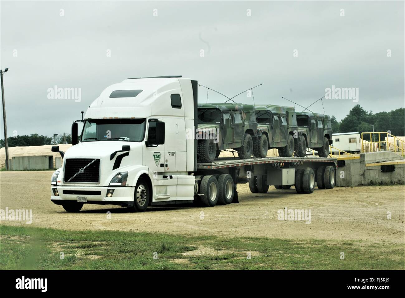 Les véhicules utilisés pour la formation de combat du 86e Division Soutien d'entraînement 86-18-02 sont chargées sur une semi-remorque de tracteur, 24 août 2018, à Fort McCoy, Wisconsin (Etats-Unis) La 86e tenue l'exercice dans le cadre de la réserve de l'Armée américaine du général commandant l'appui tactique Programme de formation. Des milliers de membres de service avec l'armée ainsi que d'autres services militaires et les militaires étrangers participent à l'exercice multinational, notamment Canadian armed forces membres. CSTX 86-18-02 est le second des deux CSTXs par la 86e lieu à Fort McCoy cette année. (U.S. Photo de l'Armée de Scott T. Sturkol, Publ Banque D'Images