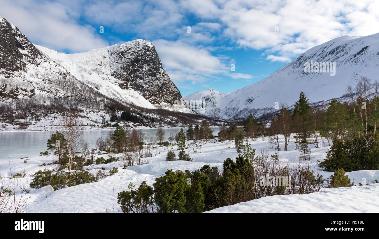 Montagnes couvertes de neige au-dessus d'un lac gelé en Norvège Dirdal Banque D'Images