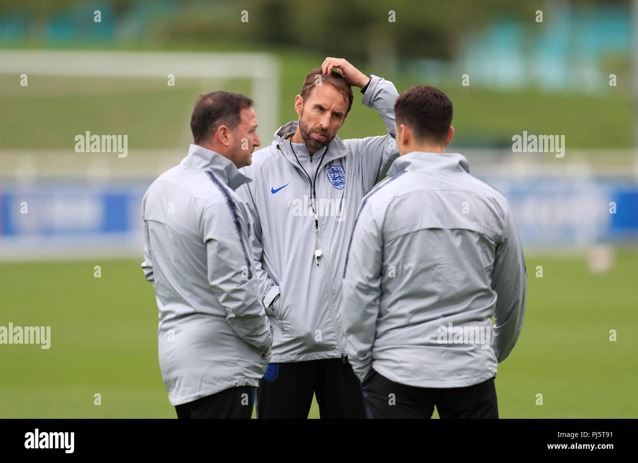 L'Angleterre (gauche-droite) Steve Holland et Gareth Southgate pendant une session de formation à St Georges' Park, Burton. Banque D'Images