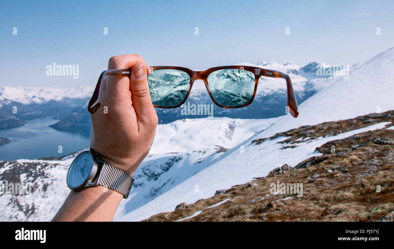Montagnes norvégiennes à Volda comme vu à travers les lunettes de soleil d'un randonneur. Banque D'Images