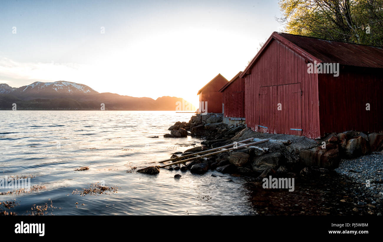 Trois hangars à bateaux rouge sur le fjord en Norvège Volda Banque D'Images
