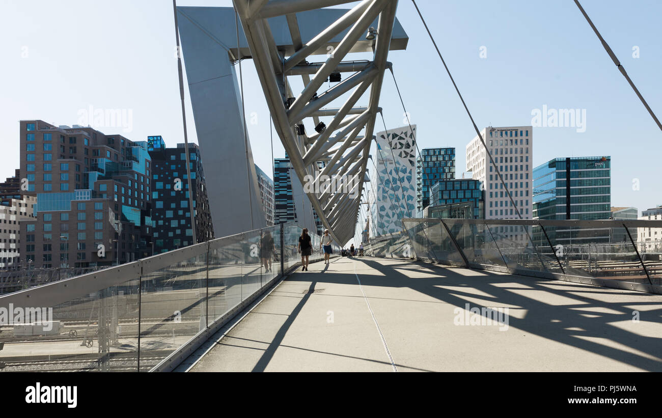 Projet de code-barres dans les bâtiments comme Oslo à partir de pont à la gare d'Oslo Banque D'Images