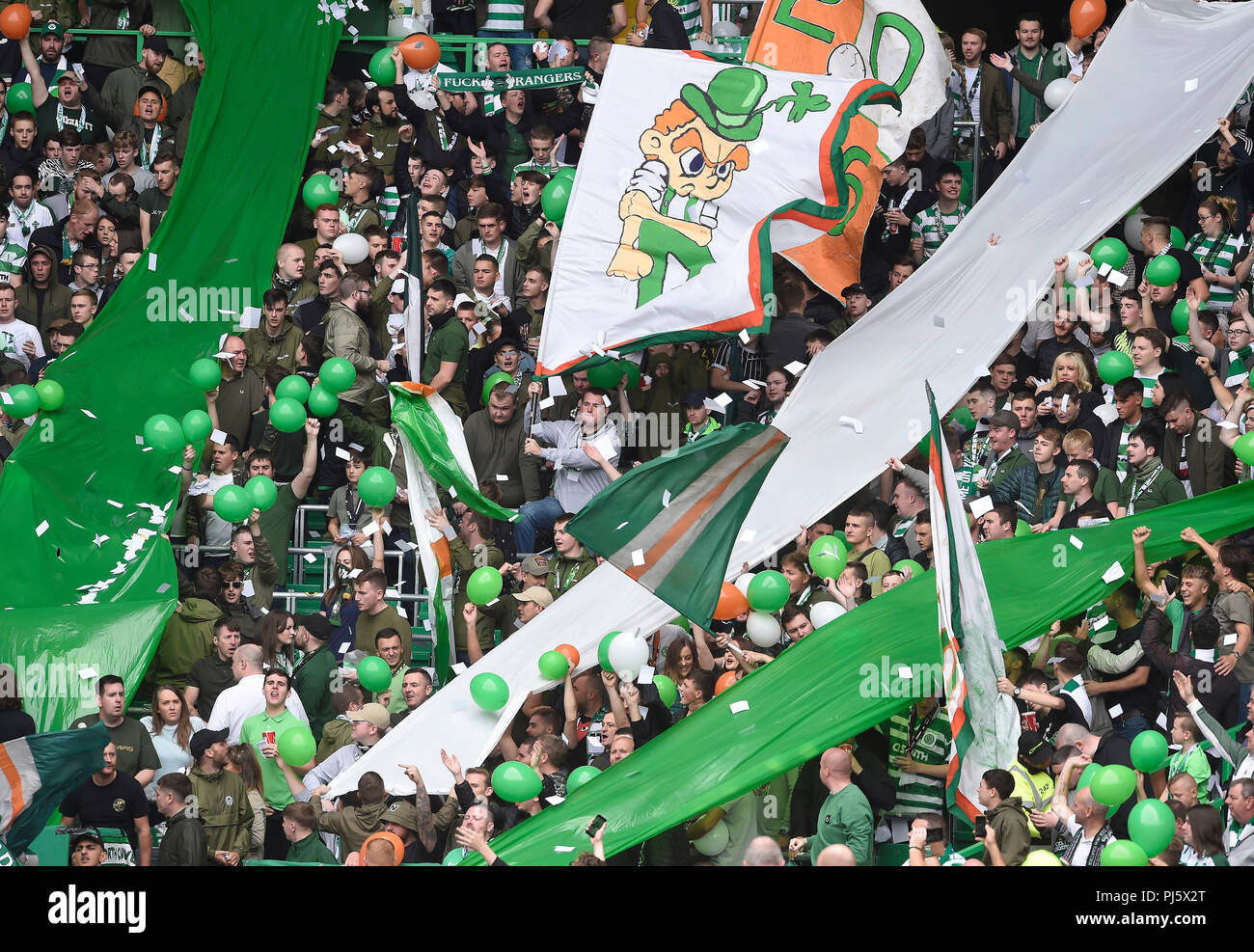 Drapeaux et Bannières parmi les partisans celtiques au cours de la Premiership match écossais Ladbrokes au Celtic Park le 2 septembre 2018. Banque D'Images