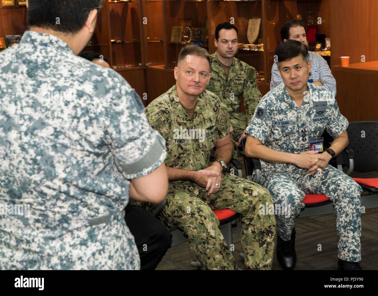 180830-N-FV739-027 BASE NAVALE de Changi, Singapour (30 août 2018) - Arrière Adm. Joey Tynch, commandant de la Task Force 73, est assis avec le colonel de la Marine de la République de Singapour Seah Poh Yeen, commandant, Maritime Security Task Force, et le colonel Nicolas Lim, commandant du groupe Sensibilisation maritime globale, au cours d'une visite de Singapour au centre de fusion de l'information à l'appui de l'Asie du sud-est de la coopération et de la formation (SEACAT). C'est le 17e congrès annuel de l'exercice et le Seacat comprend les participants en provenance des États-Unis, le Brunei, le Bangladesh, la Thaïlande, les Philippines, Singapour, Vietnam, Malaisie et Indonésie. (U.S. Photo de la marine en masse Banque D'Images