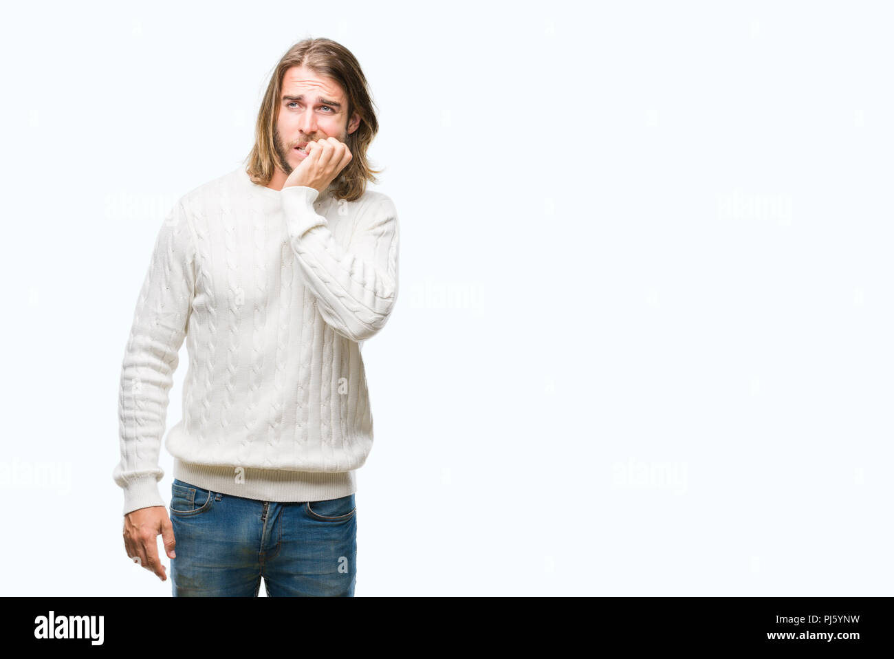 Jeune homme séduisant aux cheveux longs portant sur pull hiver fond isolé à souligné et nerveux avec les mains sur la bouche de mordre les ongles. Anxie Banque D'Images