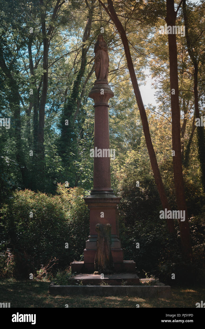 Colonne de cimetière avec statue sans tête dans Nunhead cemetery, Londres, Angleterre, Royaume-Uni Banque D'Images