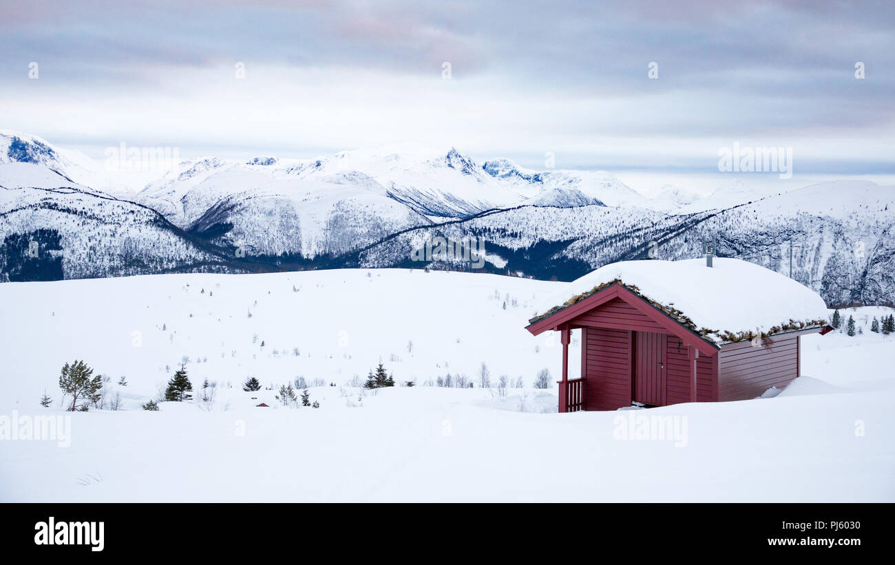 Rouge sur la montagne couverte de neige en Norvège Volda Banque D'Images