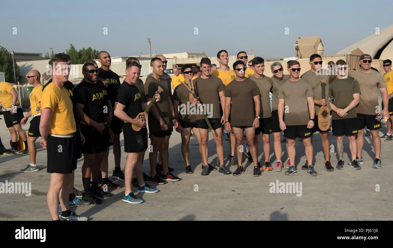 Les soldats de l'armée américaine depuis le haut trois équipes de placement et des soldats de l'Armée américaine à partir de la 74e Détachement de plongée Ingénieur posent ensemble après l'annonce des vainqueurs du 74ème plongée plongeur Ingénieur du détachement Fitness Challenge à Koweït Le Koweït, la base navale, le 31 août, 2018. Les soldats qui ont participé au Défi illustré de remise en forme plongée l'armée américaine accorde à l'excellence. (U.S. Photo de l'armée par la CPS. Adam Parent) Banque D'Images