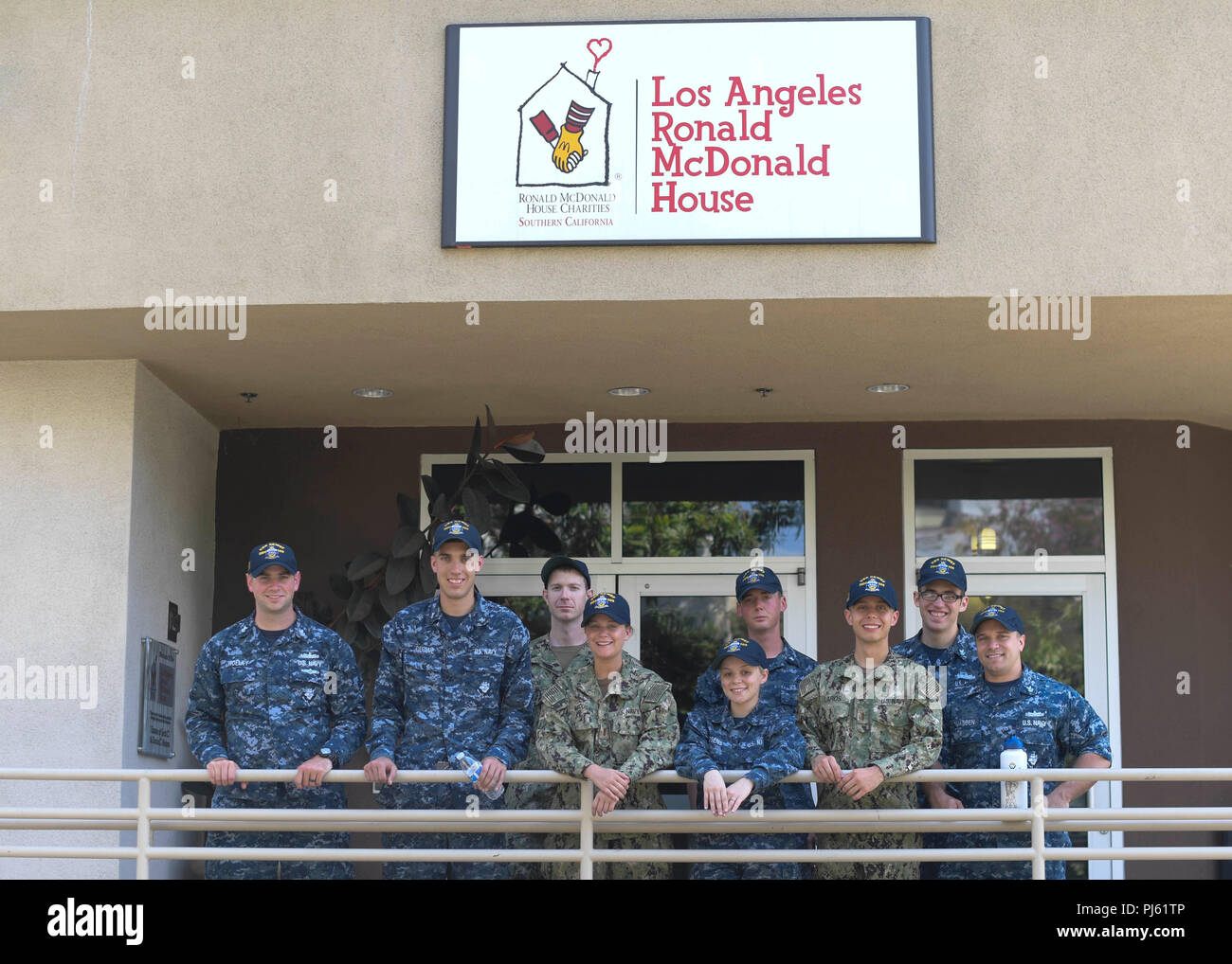 180831-N-S119-1027 LOS ANGELES (Août 31, 2018) - Les marins affectés à la classe Arleigh Burke destroyer lance-missiles USS Dewey (DDG105) posent pour une photo à la Ronald McDonald House de Los Angeles Los Angeles pendant la Semaine de la flotte (LAFW). LAFW est l'occasion pour le public américain pour satisfaire leur marine, Marine Corps et les équipes de la Garde côtière canadienne et l'expérience de la mer du Nord. Au cours de la Semaine de la flotte, les militaires participent à divers événements de service communautaire, vitrine de l'équipement et les capacités de la communauté, et profitez de l'hospitalité de Los Angeles et ses environs. (U.S. Photo de la marine Banque D'Images