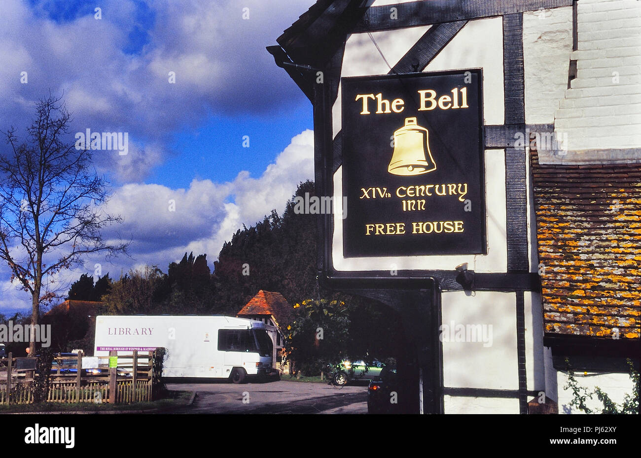 Service de bibliothèque mobile en dehors de la 14e siècle Le Bell Inn Waltham, Saint-Laurent, Berkshire, Angleterre. UK. Circa 1980 Banque D'Images