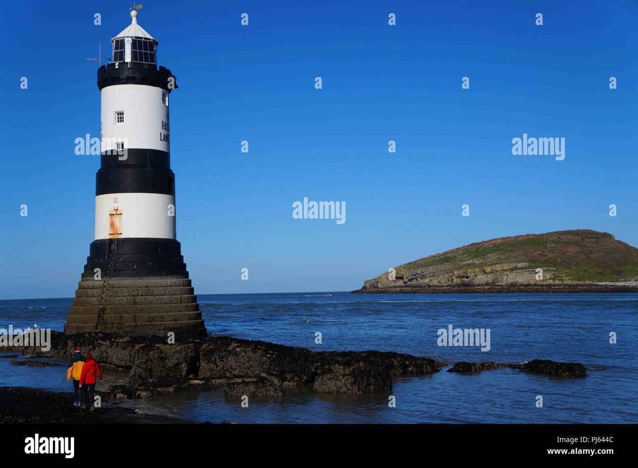 * 1963 : OUVERTURE INTÉGRALE DU PHARE, PRÈS DE Penmon Point, sur l'île d'Anglesey, Macareux moine SUR LE DROIT, PRIS EN MARS 2015. Banque D'Images
