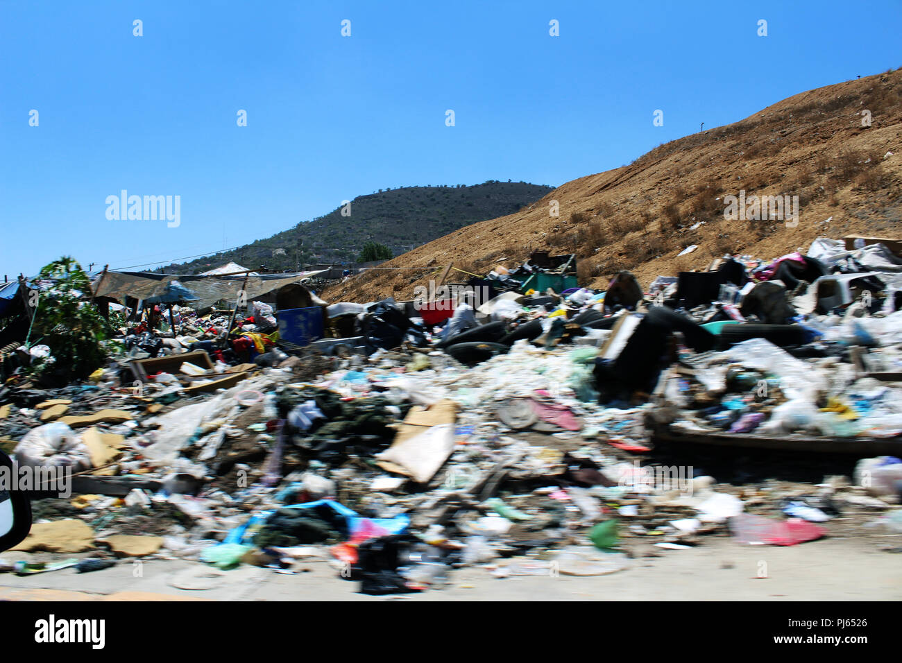 Montañas de basura y Contaminación de la tierra. Les montagnes de déchets et de la pollution de la terre. Banque D'Images