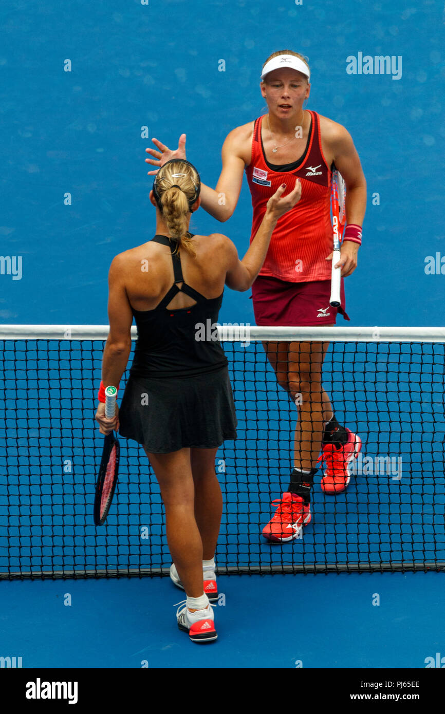 Angelique Kerber (GER) félicite Johanna Larsson (SWE) à l'US Open de Tennis 2018. Banque D'Images