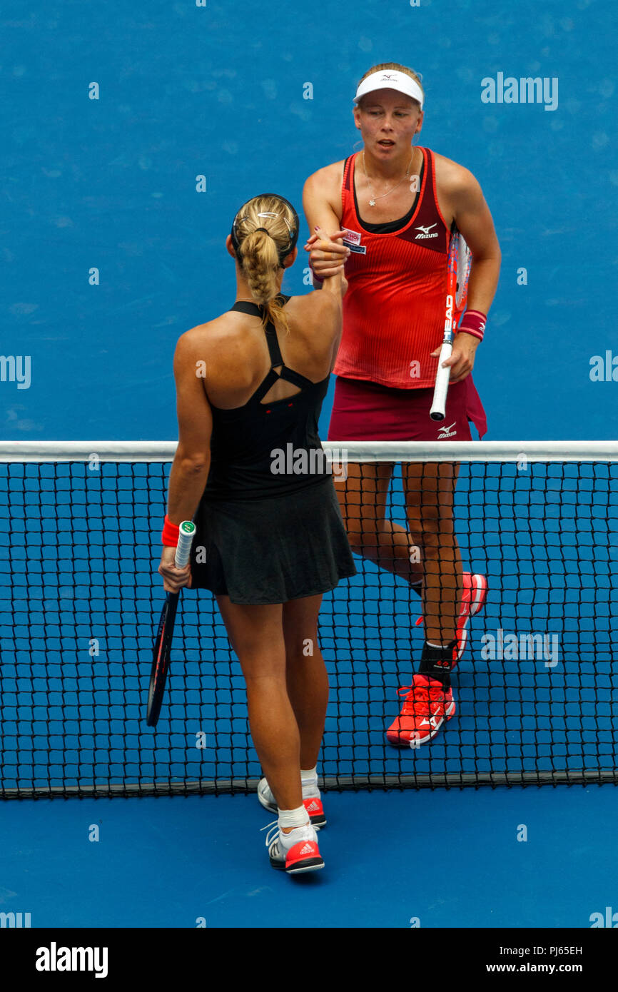 Angelique Kerber (GER) félicite Johanna Larsson (SWE) à l'US Open de Tennis 2018. Banque D'Images