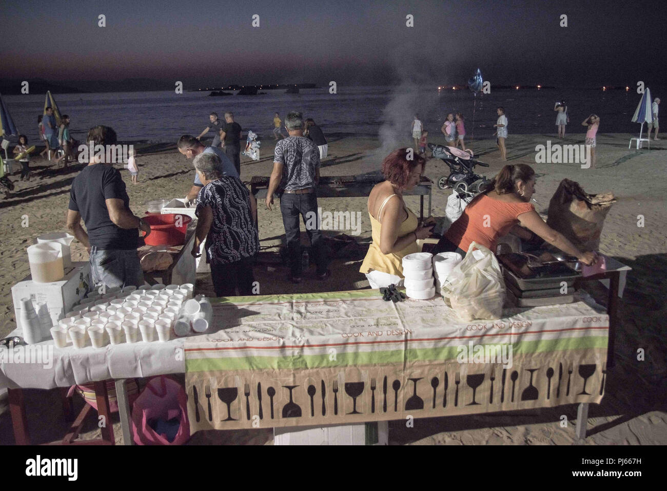 Chania, Grèce. Sep, 2018 3. Vu les sardines de torréfacteurs pendant le festival.Le Festival de la sardine est devenue une occasion à la Canée chaque année, il a lieu à la plage de Nea Chora, où les gens manger des sardines et d'écouter de la musique traditionnelle crétoise. Credit : Nikolas Joao/Kokovlis SOPA Images/ZUMA/Alamy Fil Live News Banque D'Images