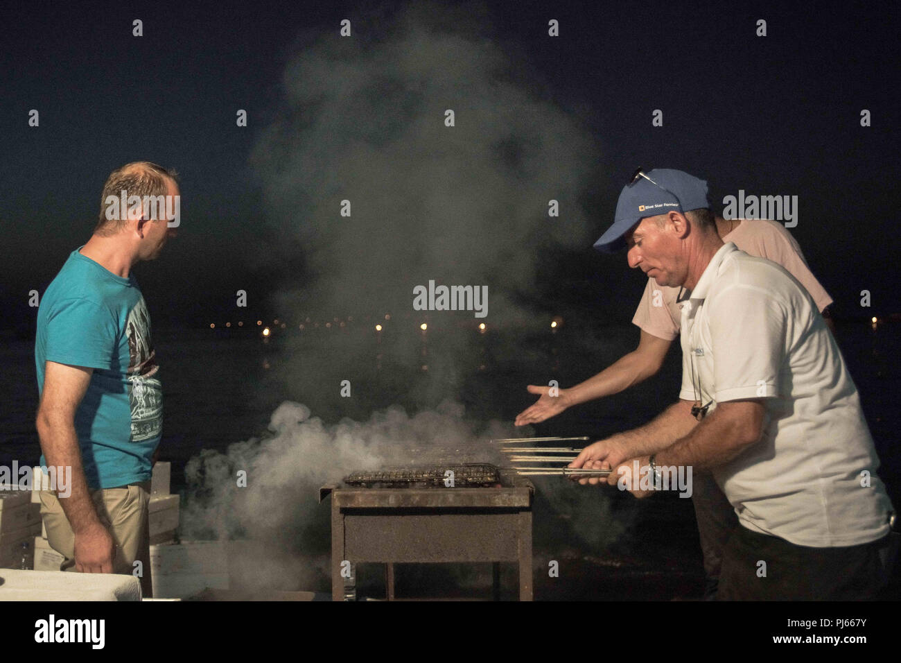 Chania, Grèce. Sep, 2018 3ème torréfacteur. vu faire des sardines pendant le festival.Le Festival de la sardine est devenue une occasion à la Canée chaque année, il a lieu à la plage de Nea Chora, où les gens manger des sardines et d'écouter de la musique traditionnelle crétoise. Credit : Nikolas Joao/Kokovlis SOPA Images/ZUMA/Alamy Fil Live News Banque D'Images