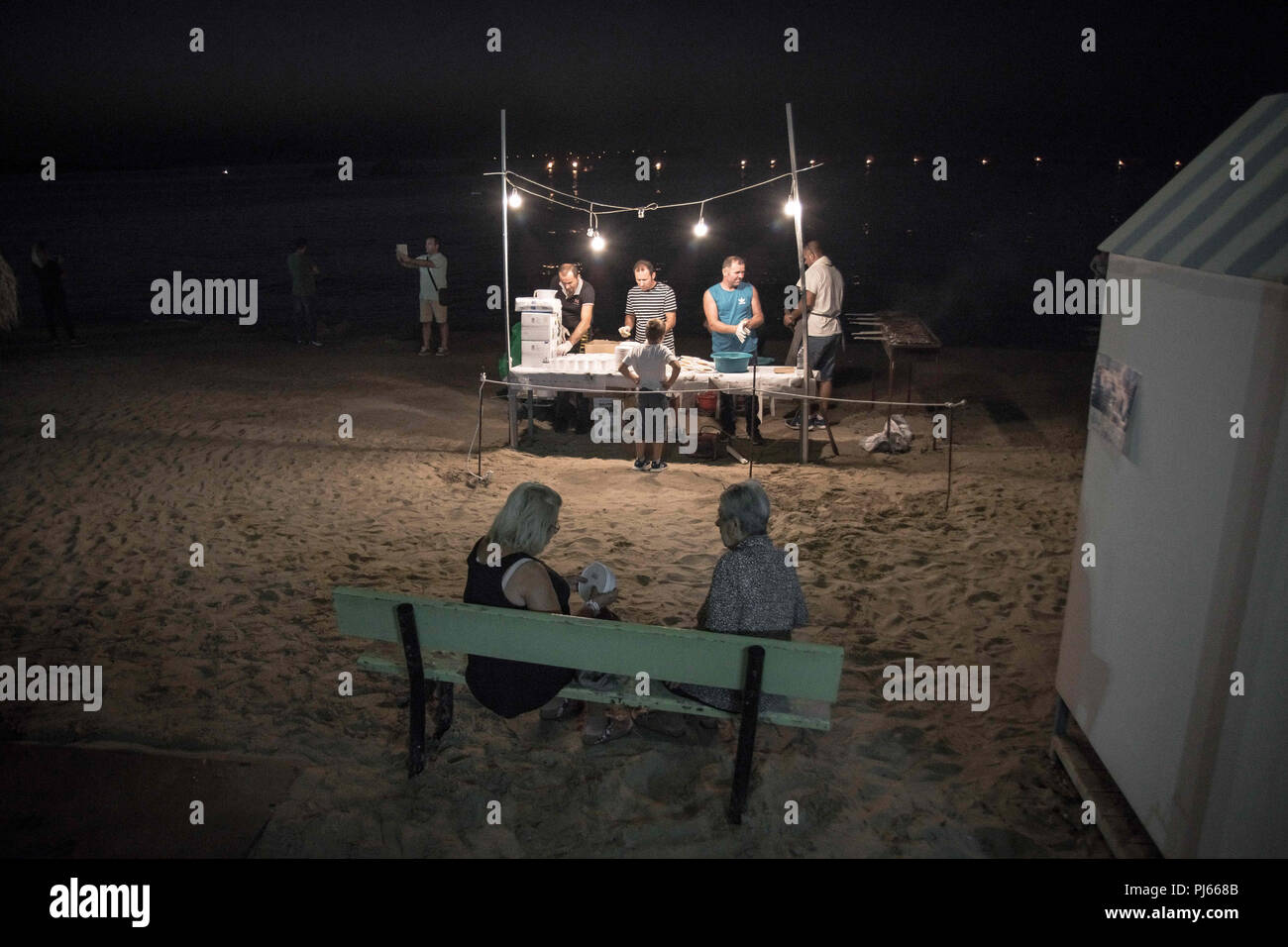 Chania, Grèce. Sep, 2018 3. Deux femmes vu assis sur un banc en attendant les sardines pendant le festival.Le Festival de la sardine est devenue une occasion à la Canée chaque année, il a lieu à la plage de Nea Chora, où les gens manger des sardines et d'écouter de la musique traditionnelle crétoise. Credit : Nikolas Joao/Kokovlis SOPA Images/ZUMA/Alamy Fil Live News Banque D'Images