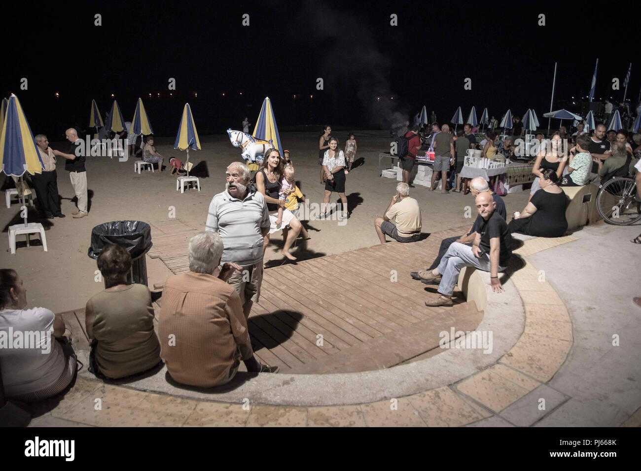 Chania, Grèce. Sep, 2018 3. Vu les gens en attente de sardines pendant le festival.Le Festival de la sardine est devenue une occasion à la Canée chaque année, il a lieu à la plage de Nea Chora, où les gens manger des sardines et d'écouter de la musique traditionnelle crétoise. Credit : Nikolas Joao/Kokovlis SOPA Images/ZUMA/Alamy Fil Live News Banque D'Images