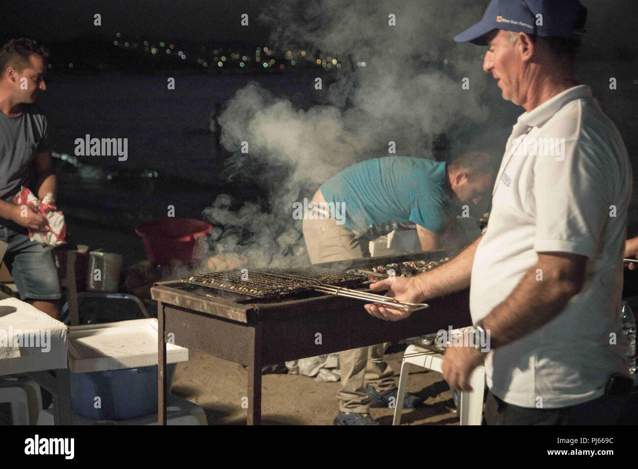 Chania, Grèce. Sep, 2018 3ème torréfacteur. vu faire des sardines pendant le festival.Le Festival de la sardine est devenue une occasion à la Canée chaque année, il a lieu à la plage de Nea Chora, où les gens manger des sardines et d'écouter de la musique traditionnelle crétoise. Credit : Nikolas Joao/Kokovlis SOPA Images/ZUMA/Alamy Fil Live News Banque D'Images