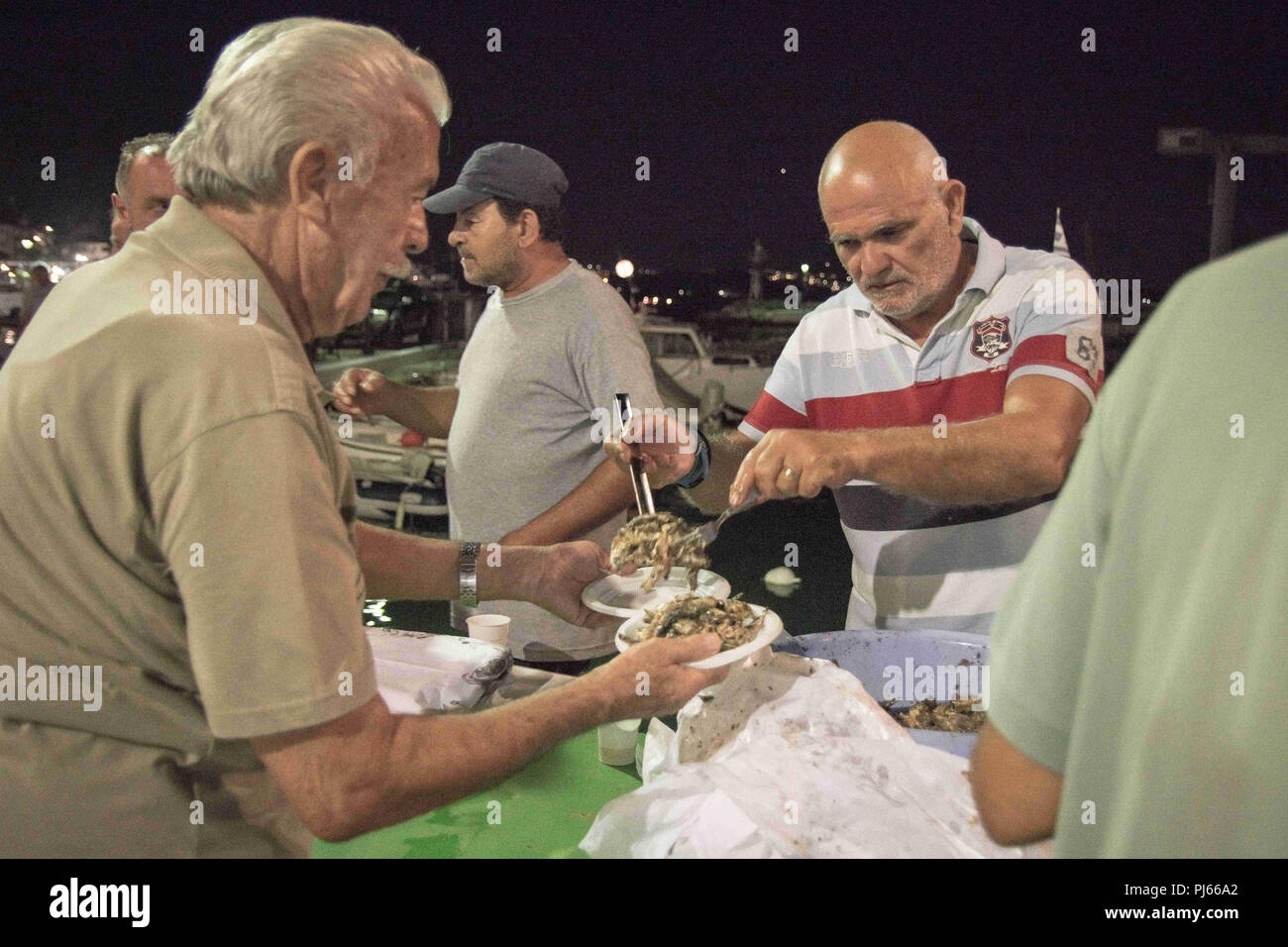 Chania, Grèce. Sep, 2018 3. Un homme vu donner des sardines pendant le festival.Le Festival de la sardine est devenue une occasion à la Canée chaque année, il a lieu à la plage de Nea Chora, où les gens manger des sardines et d'écouter de la musique traditionnelle crétoise. Credit : Nikolas Joao/Kokovlis SOPA Images/ZUMA/Alamy Fil Live News Banque D'Images
