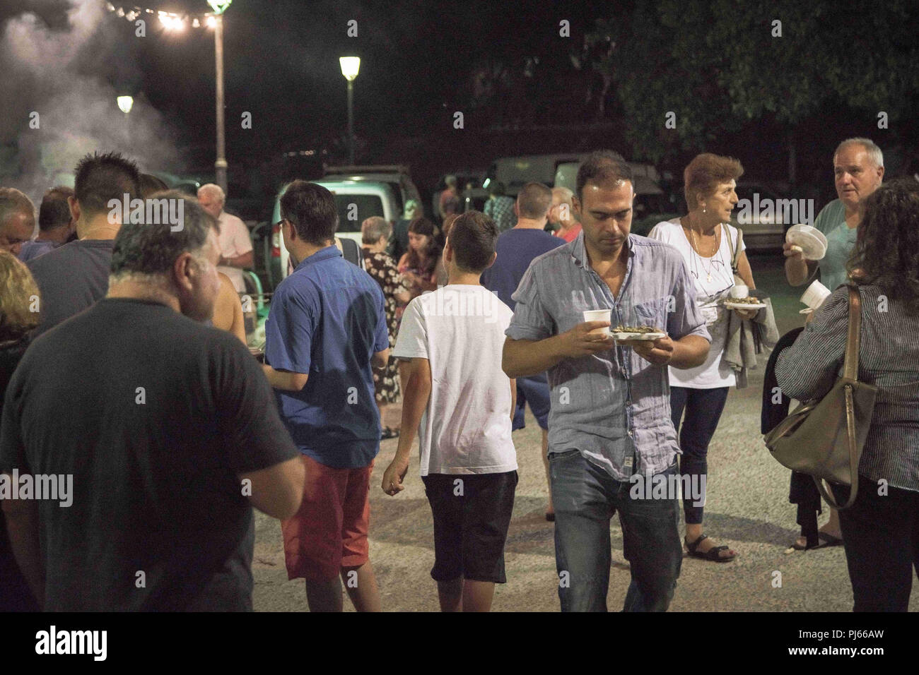 Chania, Grèce. Sep, 2018 3. Un homme vu manger pendant le Festival de la sardine Sardine.Le Festival est devenu une occasion à la Canée chaque année, il a lieu à la plage de Nea Chora, où les gens manger des sardines et d'écouter de la musique traditionnelle crétoise. Credit : Nikolas Joao/Kokovlis SOPA Images/ZUMA/Alamy Fil Live News Banque D'Images