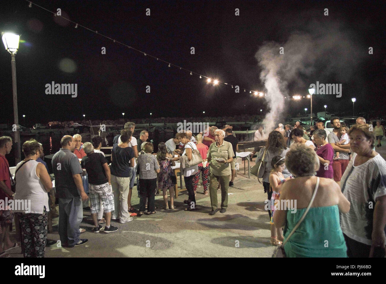 Chania, Grèce. Sep, 2018 3. Vu les gens en attente de sardines pendant le festival.Le Festival de la sardine est devenue une occasion à la Canée chaque année, il a lieu à la plage de Nea Chora, où les gens manger des sardines et d'écouter de la musique traditionnelle crétoise. Credit : Nikolas Joao/Kokovlis SOPA Images/ZUMA/Alamy Fil Live News Banque D'Images