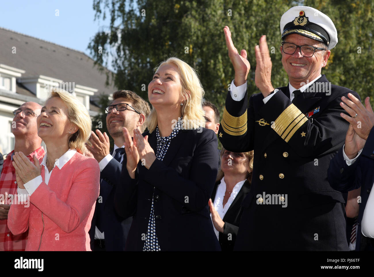 Rostock, Allemagne. 08Th Nov, 2018. 04.09.2018, Mecklembourg-Poméranie-Occidentale, Rostock : Ursula von der Leyen, de l'Union chrétienne-démocrate (CDU), Ministre fédéral de la Défense, Manuela Schwesig du Parti Social-démocrate (SPD), premier ministre du Mecklenburg-Vorpommern, et le Vice-amiral Andreas Krause, inspecteur de la Marine, suivre la cérémonie à la cérémonie de mise pour le nouveau centre de commandement naval (l-r). Les activités mondiales de la Marine sont d'être contrôlé dans l'immeuble à partir de 2023. Crédit : Bernd Wüstneck/dpa/Alamy Live News Banque D'Images