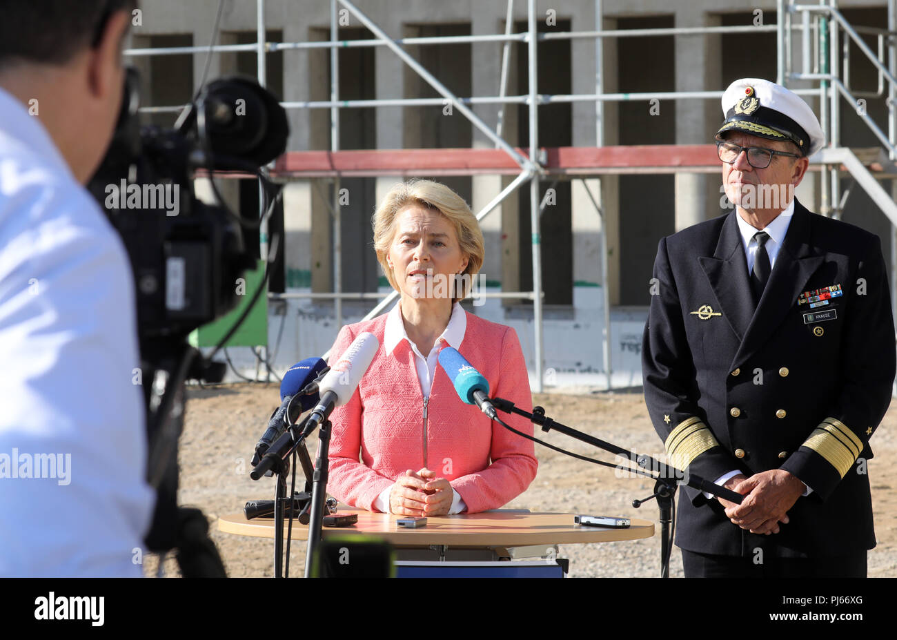 Rostock, Allemagne. 08Th Nov, 2018. 04.09.2018, Mecklembourg-Poméranie-Occidentale, Rostock : Ursula von der Leyen, de l'Union chrétienne-démocrate (CDU), Ministre fédéral de la Défense, l'adresse des journalistes après la cérémonie de garniture pour le nouveau Centre de commandement de la Marine, à côté d'elle est Vice-amiral Andreas Krause, inspecteur de la Marine. Les activités mondiales de la Marine sont d'être contrôlé dans l'immeuble à partir de 2023. Crédit : Bernd Wüstneck/dpa/Alamy Live News Banque D'Images