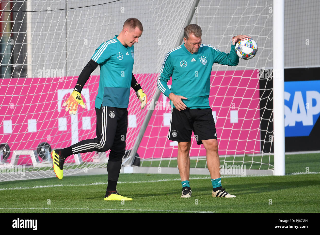 Gardien de but Marc-andré ter Stegen (Allemagne), l'entraîneur gardien Andreas Koepke (Allemagne). GES/football/formation de l'équipe nationale de football allemande à Munich, 04.09.2018 pratique/Football Équipe nationale de football allemande, Munich, 4 septembre 2018 | dans le monde entier Banque D'Images