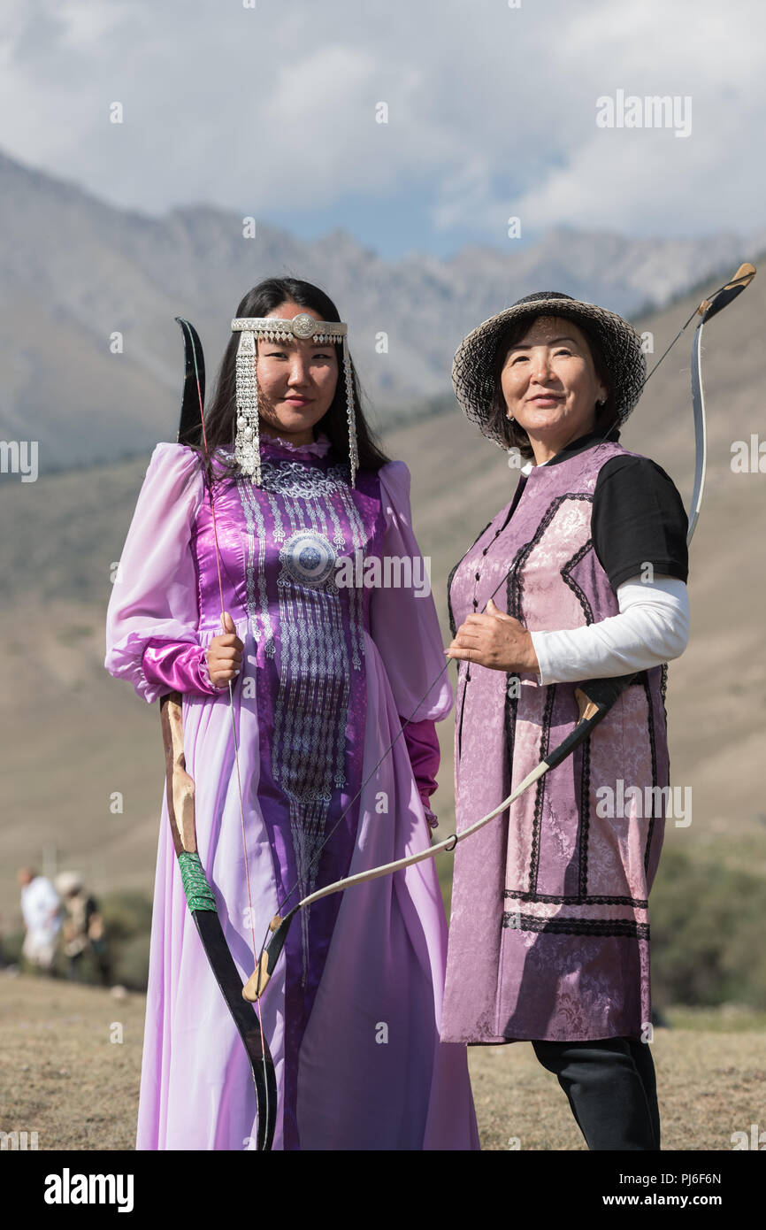 Accra, Ghana. 4e Sept 2018. Participant du tir à l'arc traditionnel concours concours le 04 septembre 2018 sur le monde des jeux nomades au Kirghizistan, Kyrchyn gorge, Cholpon-Ata, région de l'Issyk-Koul. Ici femme de Sibérie russe Galina Filippova et Saina Federova dans leurs vêtements traditionnels régionaux Yakoutie Crédit : Henri Martin/Alamy Live News Banque D'Images