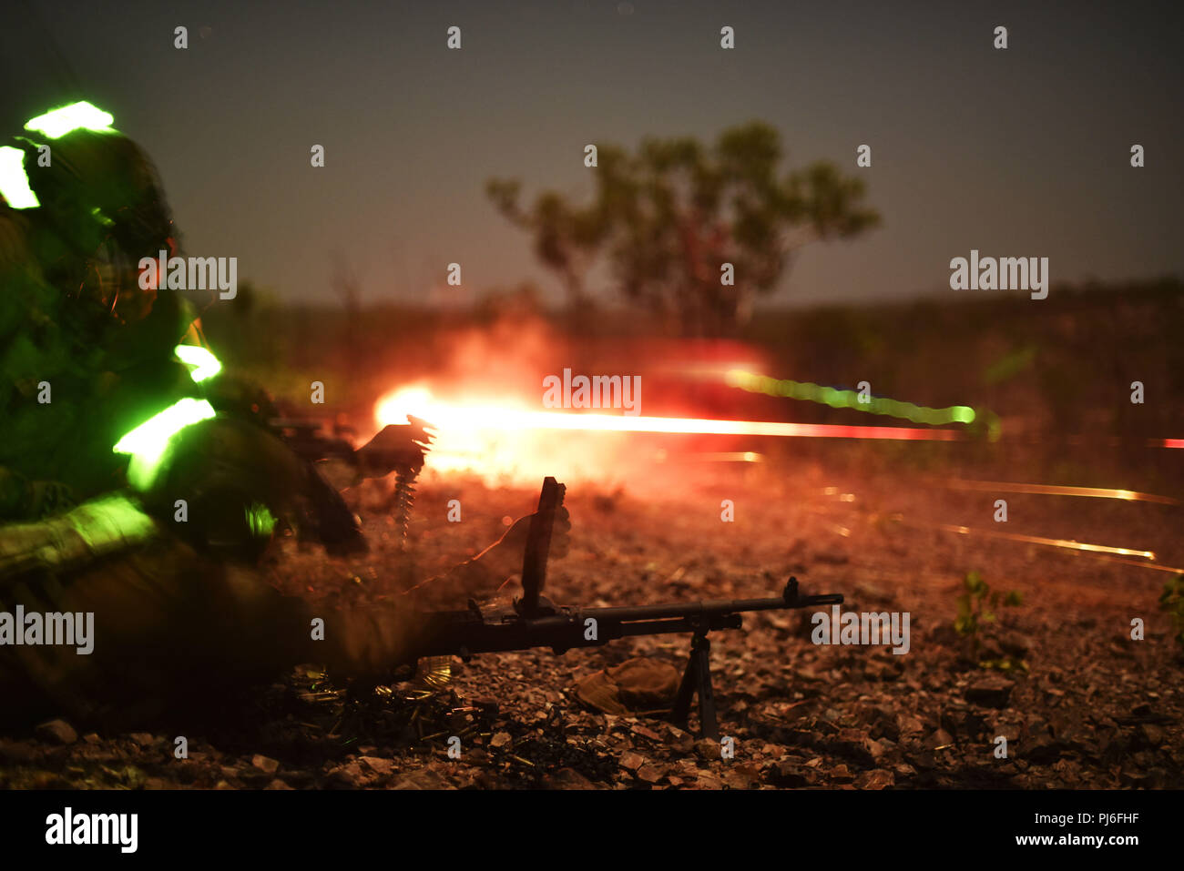 Territoire du Nord, Australie. 16Th Jun 2018. Les membres de la Force de défense australienne avec la Compagnie Charlie, 5e Royal Australian Regiment, fire squad armes automatiques au cours de la Force de rotation maritime ''" l'exercice de l'Koolendong Darwin au Mont Bundey Domaine de formation, l'Australie, le 22 août, 2018. Ex-Koolendong consistait en la formation multilatérale entre les États-Unis, l'Australie et les forces françaises et inclus des raids nocturnes, du peloton et de la taille de l'entreprise des attaques de tir réel, l'escadre aérienne, de l'artillerie et de mortier vivre-le-feu et d'autres éléments à afficher plein air-sol marin des capacités du groupe de travail dans la région. (Crédit I Banque D'Images