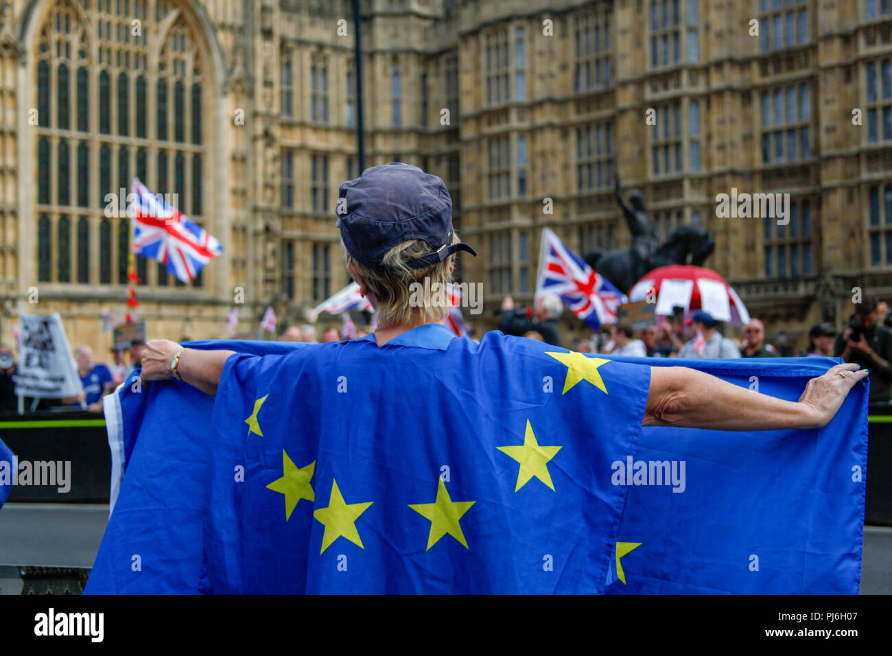 Londres, Royaume-Uni. 5e Sept 2018. Des manifestants pro et anti Brexit face off à l'extérieur du Parlement Crédit : Alex Cavendish/Alamy Live News Banque D'Images