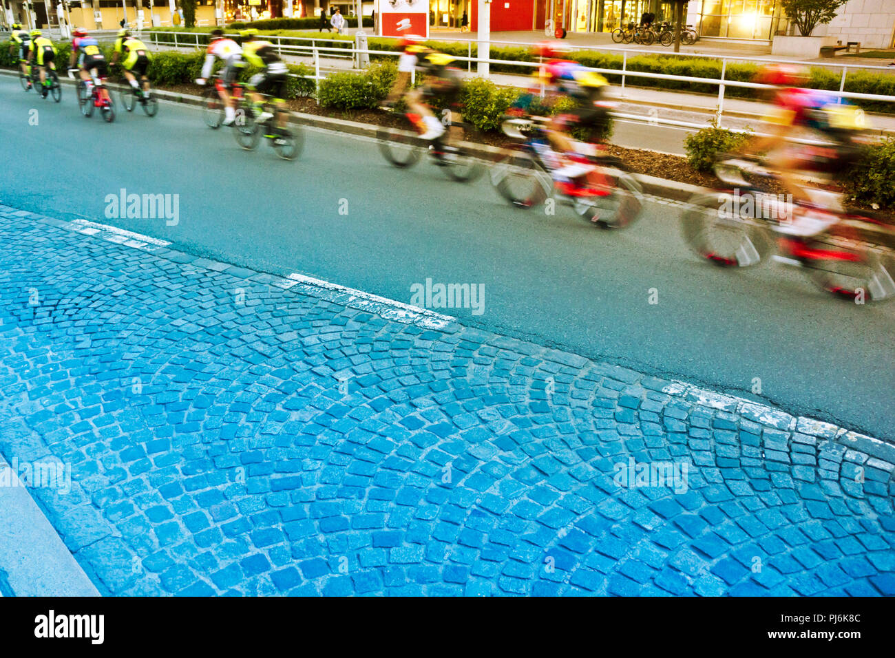 Les cyclistes le sprint pendant une course cycliste dans les rues de la ville, l'effet de flou de mouvement Banque D'Images