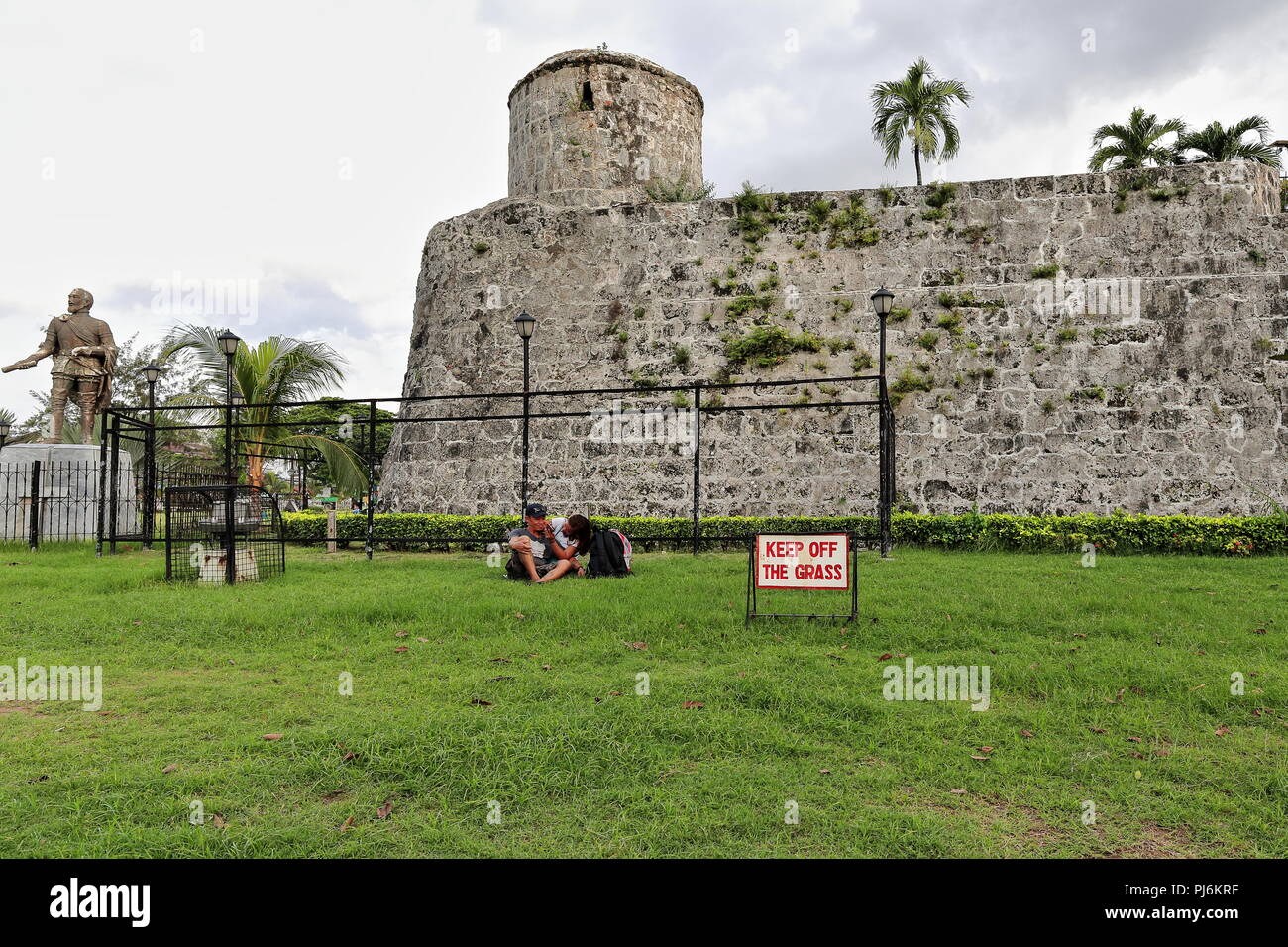 La ville de Cebu, Philippines-October 18, 2016 : Filipino couple assis sur la pelouse à côté de Fort San Pedro-Territoires du revêtement des murs en ignorant l'option -Marcher sur les Banque D'Images