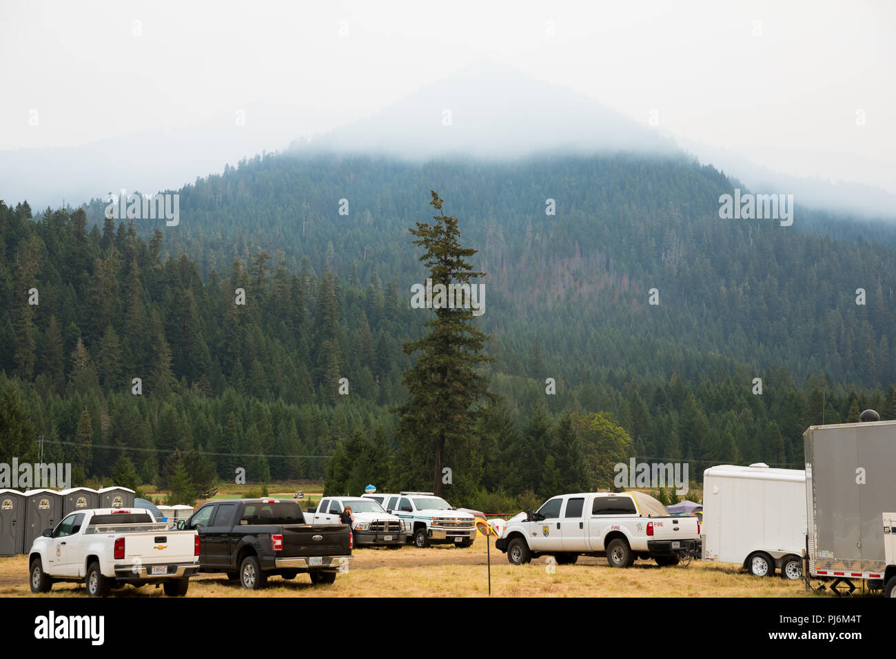 Feu de camp, ou Terwilliger, USA - 30 août 2018 : les camions et les véhicules d'urgence au camp de base pour l'équipe de gestion des incendies Terwilliger. Banque D'Images