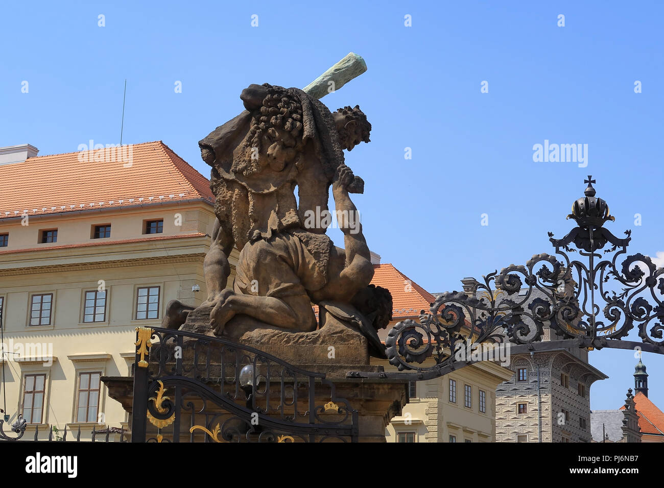 Les sculptures du wrestling titans à l'entrée du château de Prague Banque D'Images