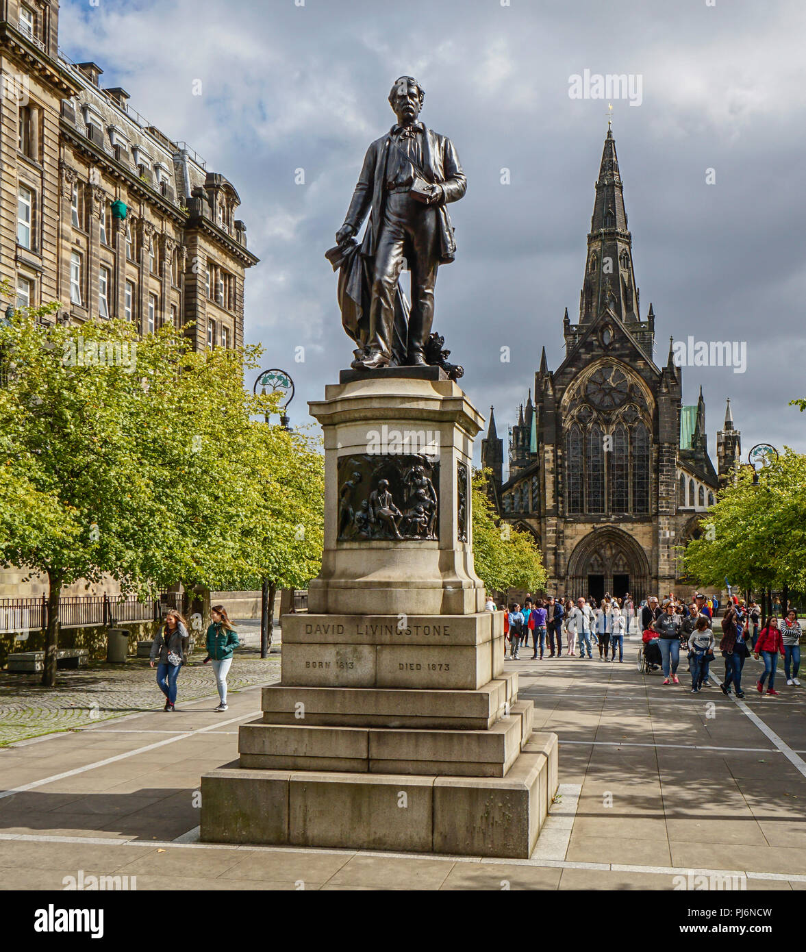 La cathédrale de Glasgow vu de l'entrée de la rue du Château à Glasgow Ecosse UK avec statue de David Livingstone/ Banque D'Images